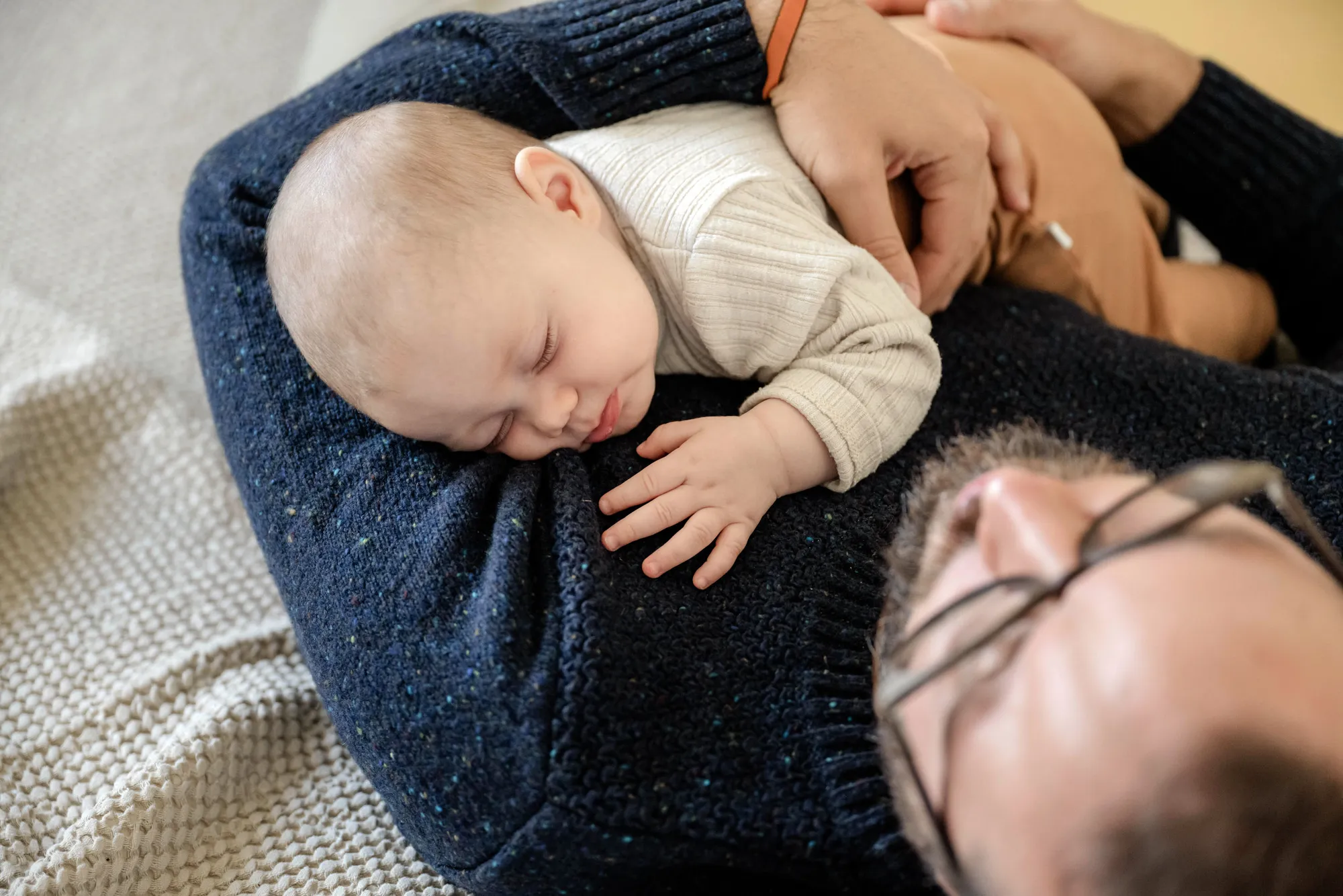 Väter nach der Geburt: 10 % psychisch belastet – oft unerkannt.