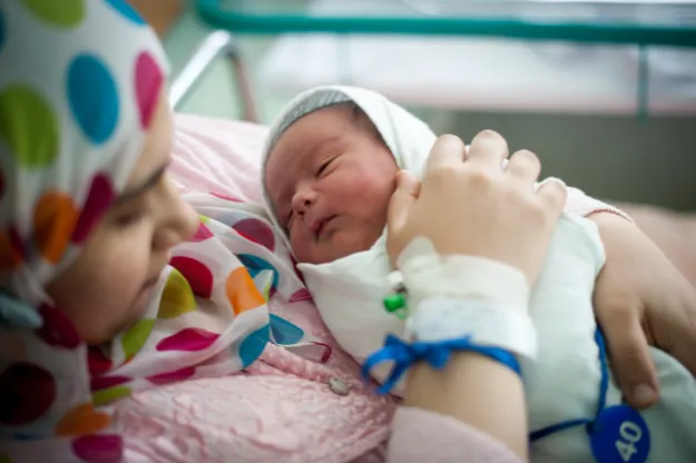 Les migrantes sont particulièrement vulnérables sur le plan psychologique après la naissance - une aide sensible à la culture est essentielle. (Image : Canva)
